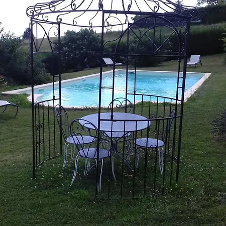 Nichee Dans Le Perigord *